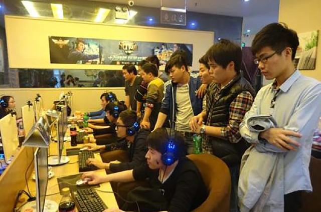 T1 的总经理；回答了关于《英雄联盟》战队的粉丝提问